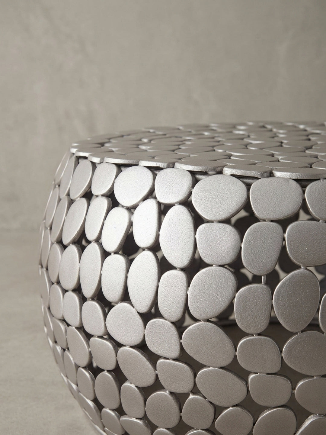 Eleganter Sofatisch rund aus silbernem Metall als zentrales Designelement für ein modernes Wohnzimmerambiente, Durchmesser 66 cm._