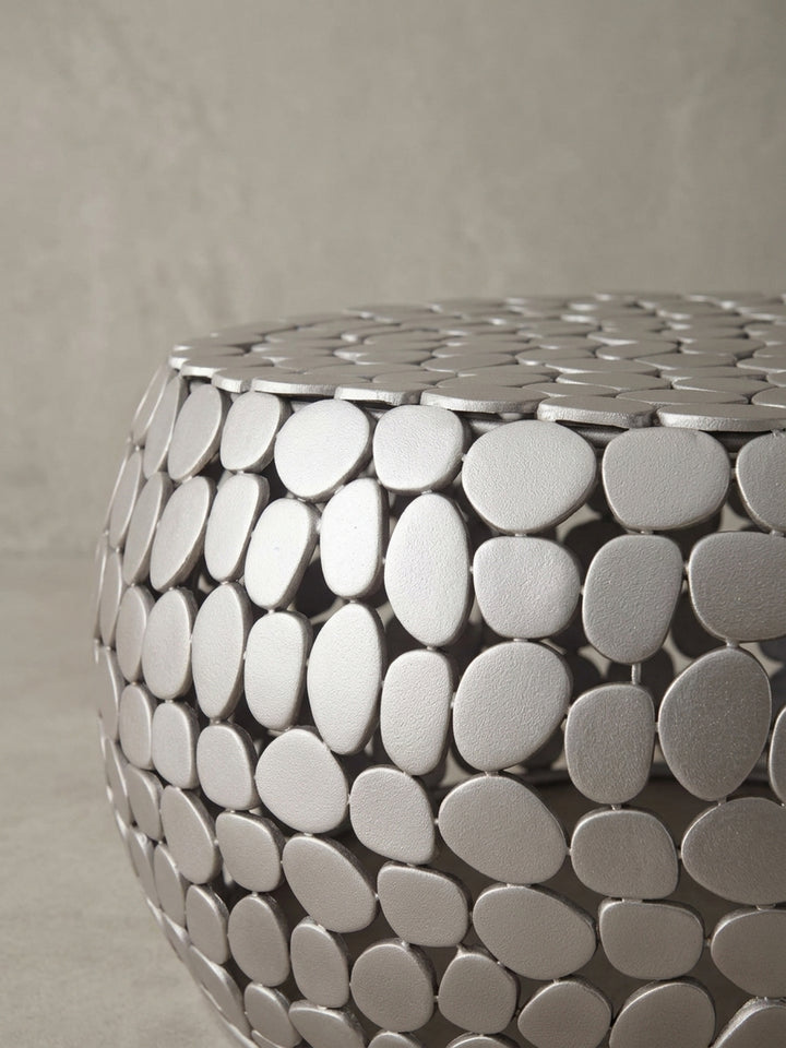 Eleganter Sofatisch rund aus silbernem Metall als zentrales Designelement für ein modernes Wohnzimmerambiente, Durchmesser 66 cm._