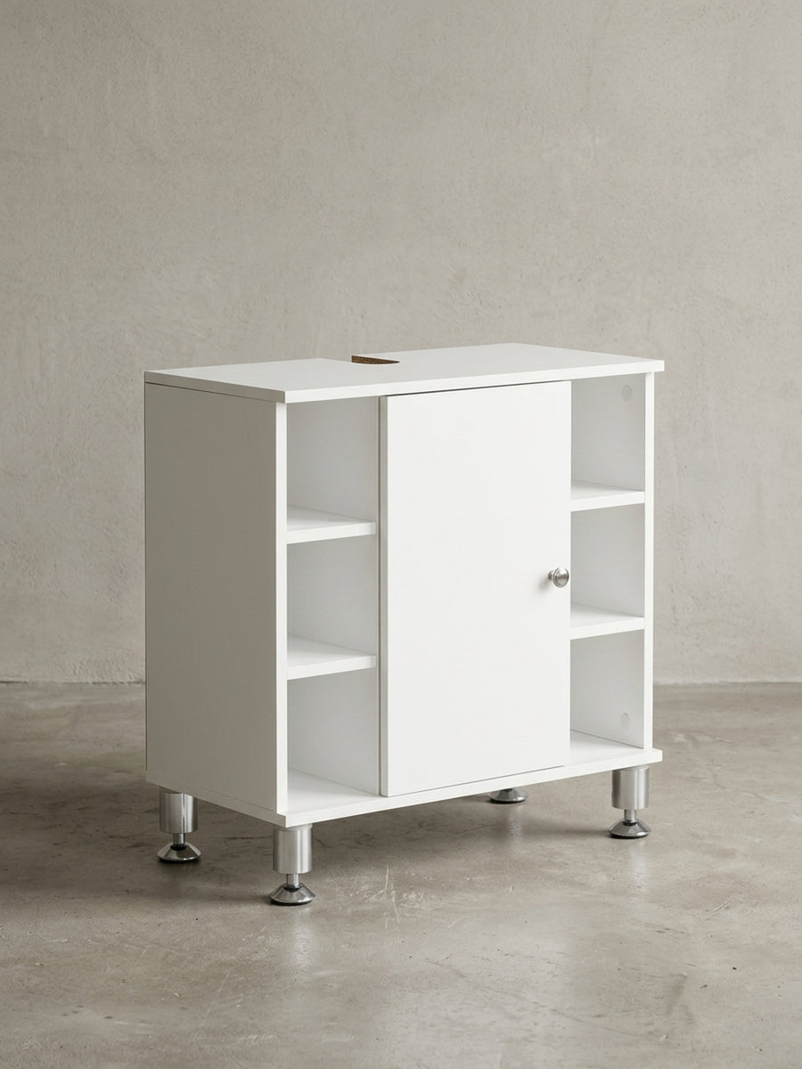Frontansicht des weißen Waschbeckenunterschranks. Klar strukturiertes Design mit einer blickdichten Tür rechts und drei offenen Ablagefächern links. Steht auf vier silbernen Füßen._