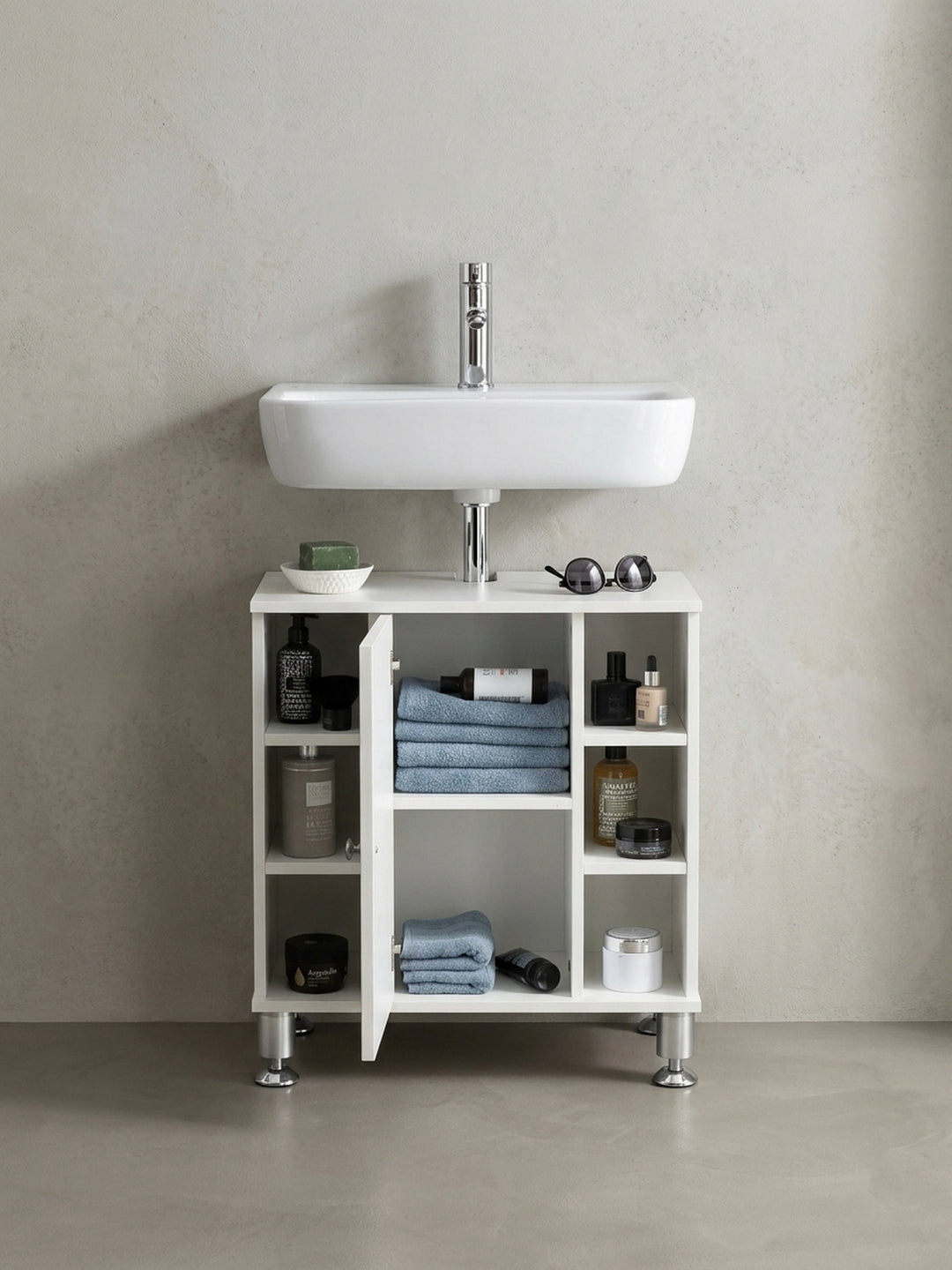 Alternative Perspektive auf den weißen Badschrank mit Fokus auf die drei offenen Fächer. Bietet praktischen Stauraum für Handtücher und Kosmetik direkt unter dem Waschbecken im Bad._