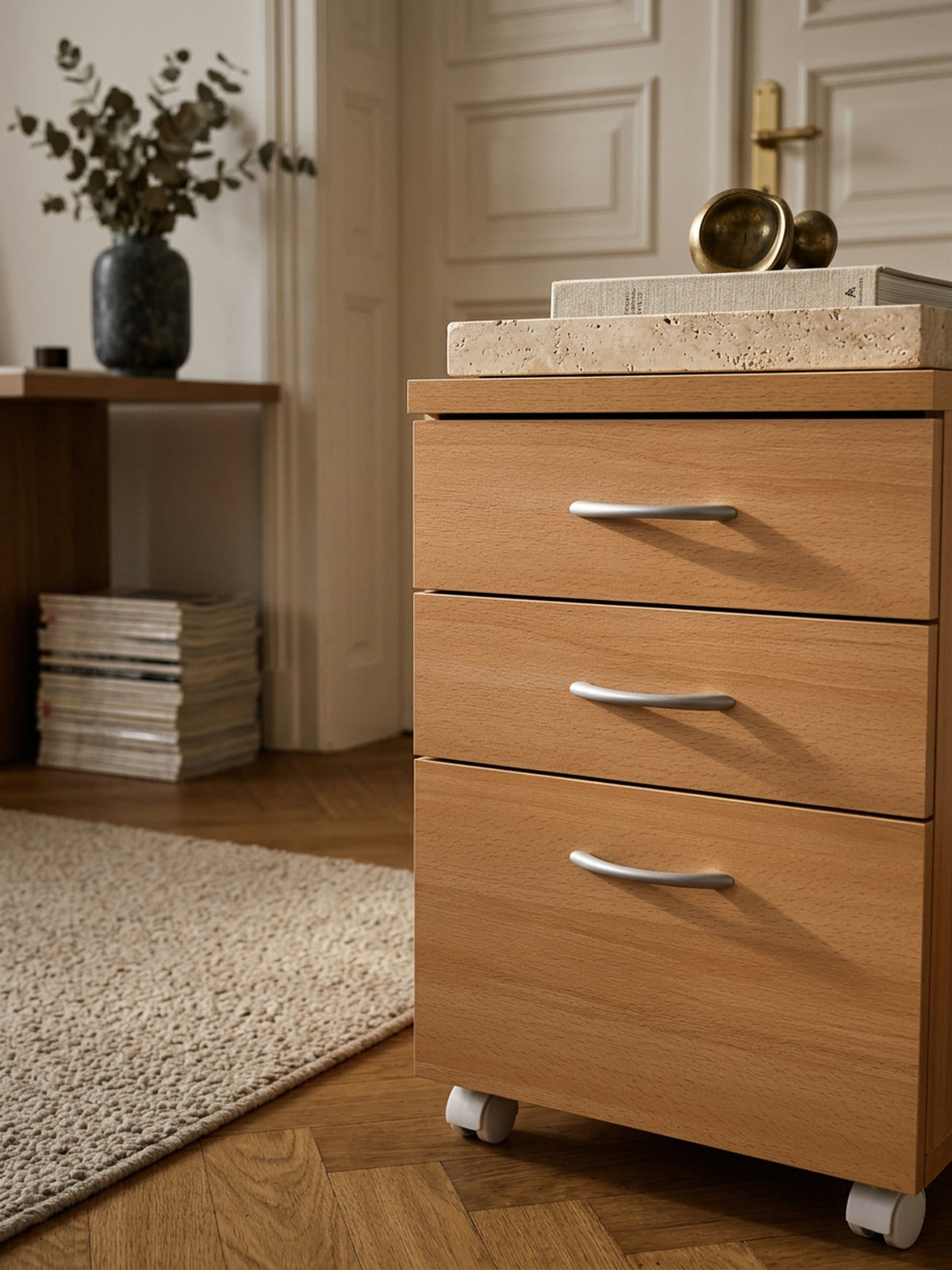 Moderner Büro Rollcontainer in Buche  60 cm  mit 3 Schubladen  elegante Aluminiumgriffe  praktische Rollen für leichte Beweglichkeit - KADIMA DESIGN Größe  45x40x60 cm