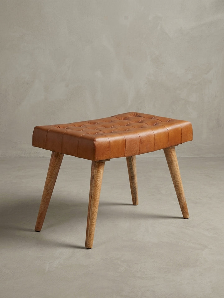 Seitenprofil des Sitzhockers im Country-Stil, zeigt die Proportionen von Sitzfläche (H: 47 cm) und den konischen Beinen aus hellem Mango-Naturholz._