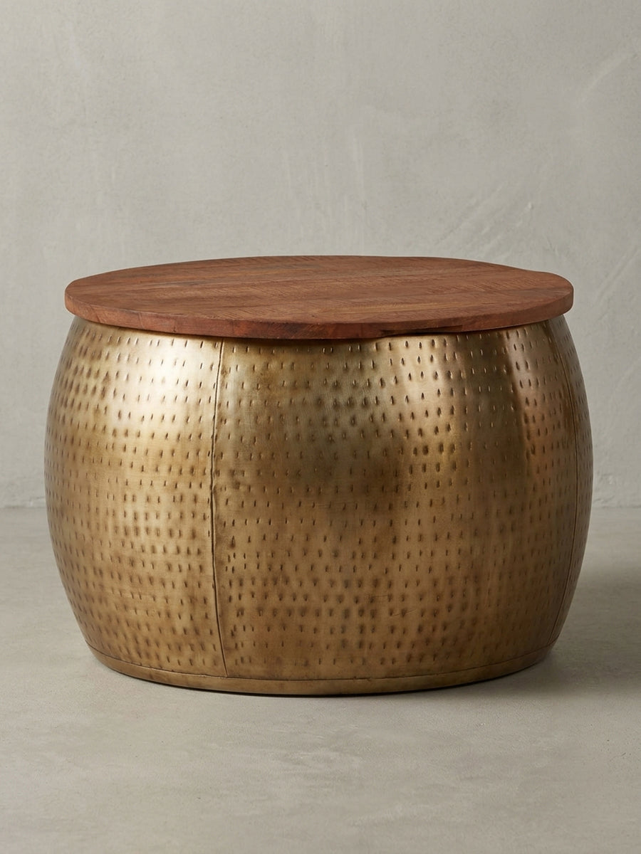 Gesamtansicht des runden Couchtischs mit Stauraum, der mit seiner Materialkombination aus Metall und Massivholz einen organisch-modernen Akzent setzt._