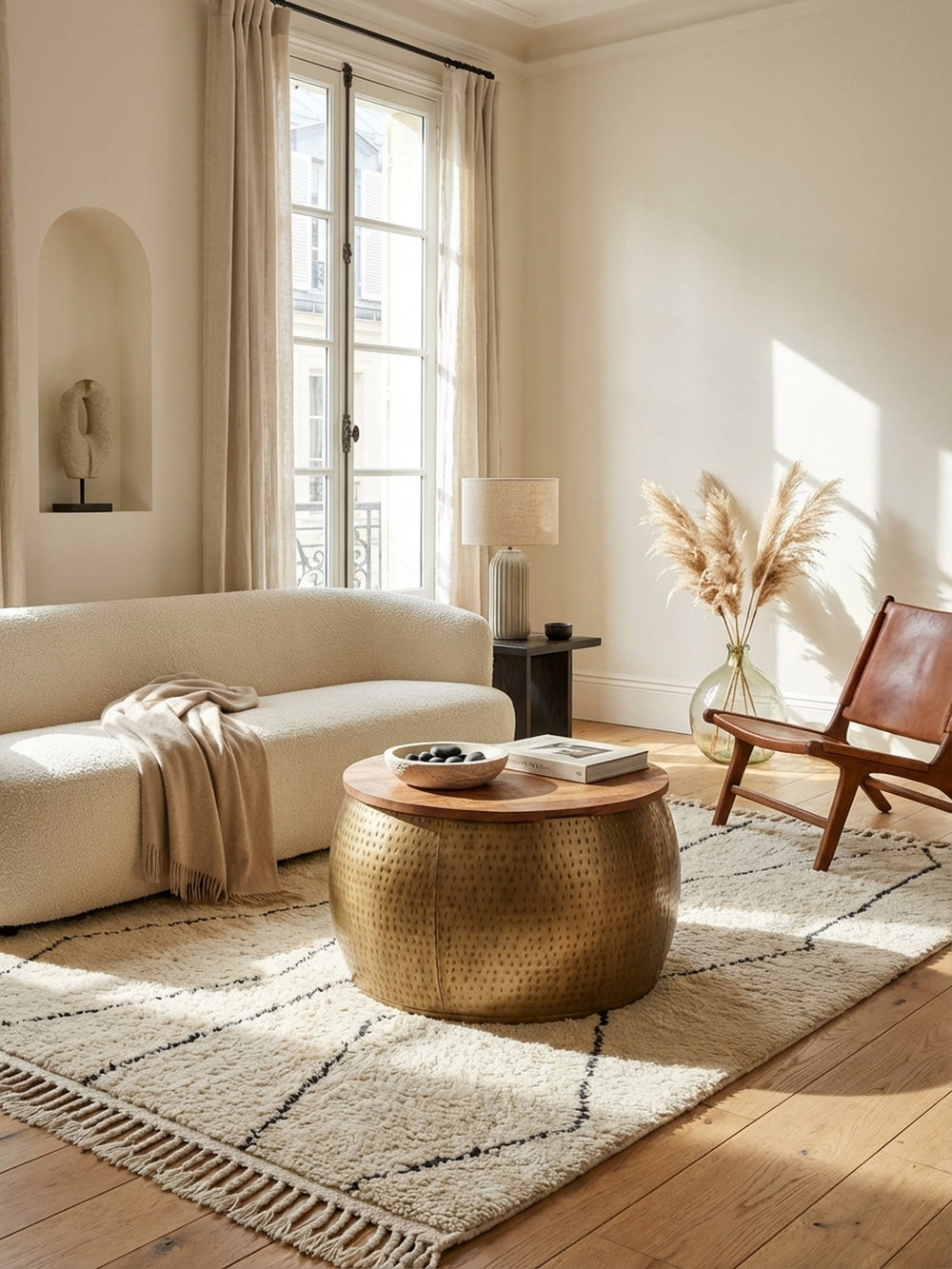 Draufsicht auf den 60 cm Design Couchtisch mit abnehmbarer Holzplatte, der auf einem texturierten Teppich platziert ist und reichlich Ablagefläche im Wohnzimmer bietet._