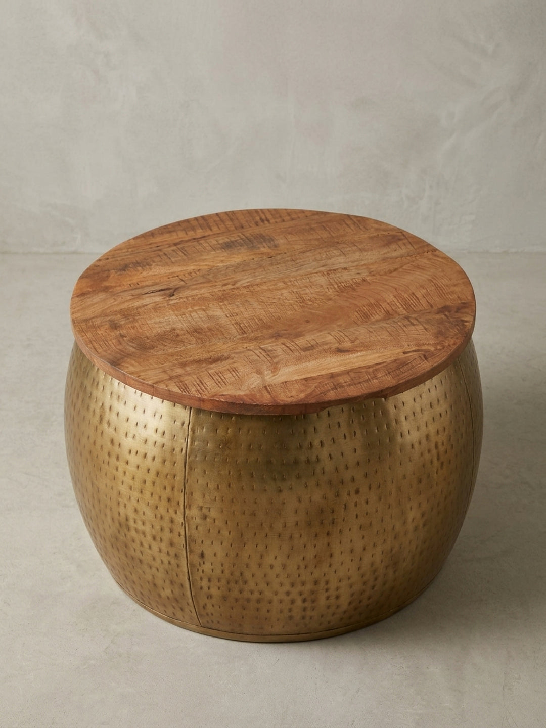 Moderner Loungetisch mit praktischem Stauraum, rundes Design in Gold und Holz, perfekt als funktionaler Sofatisch für das moderne Wohnzimmer._