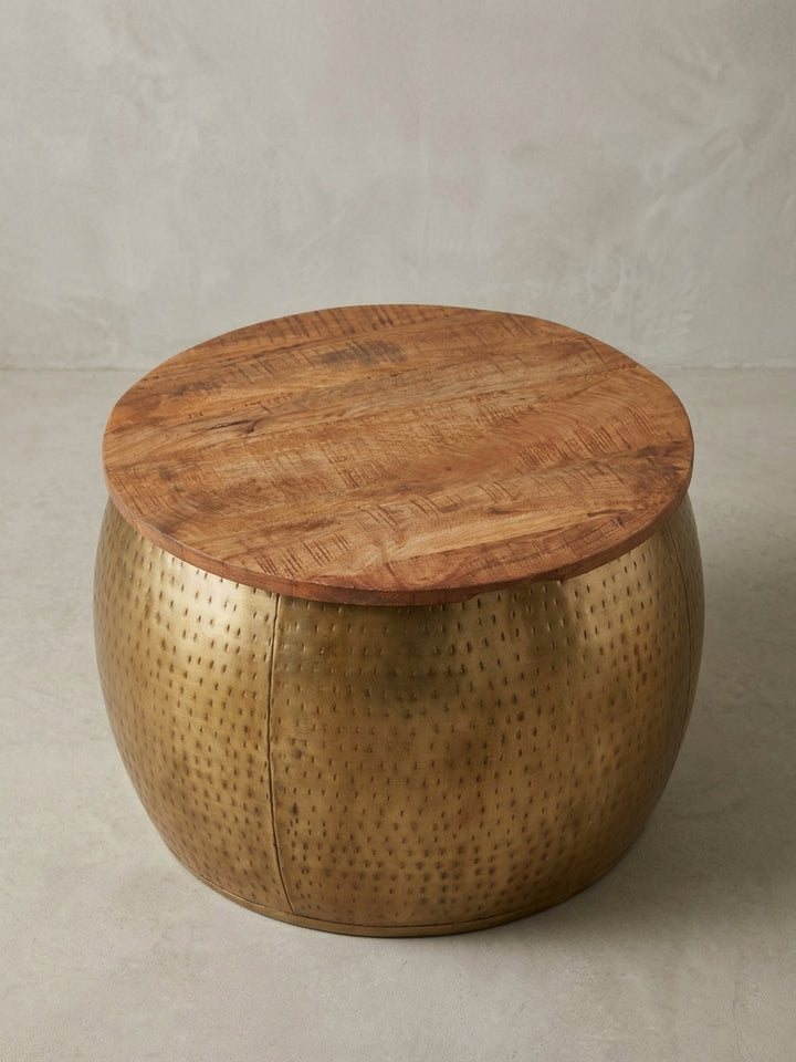 Moderner Loungetisch mit praktischem Stauraum, rundes Design in Gold und Holz, perfekt als funktionaler Sofatisch für das moderne Wohnzimmer._