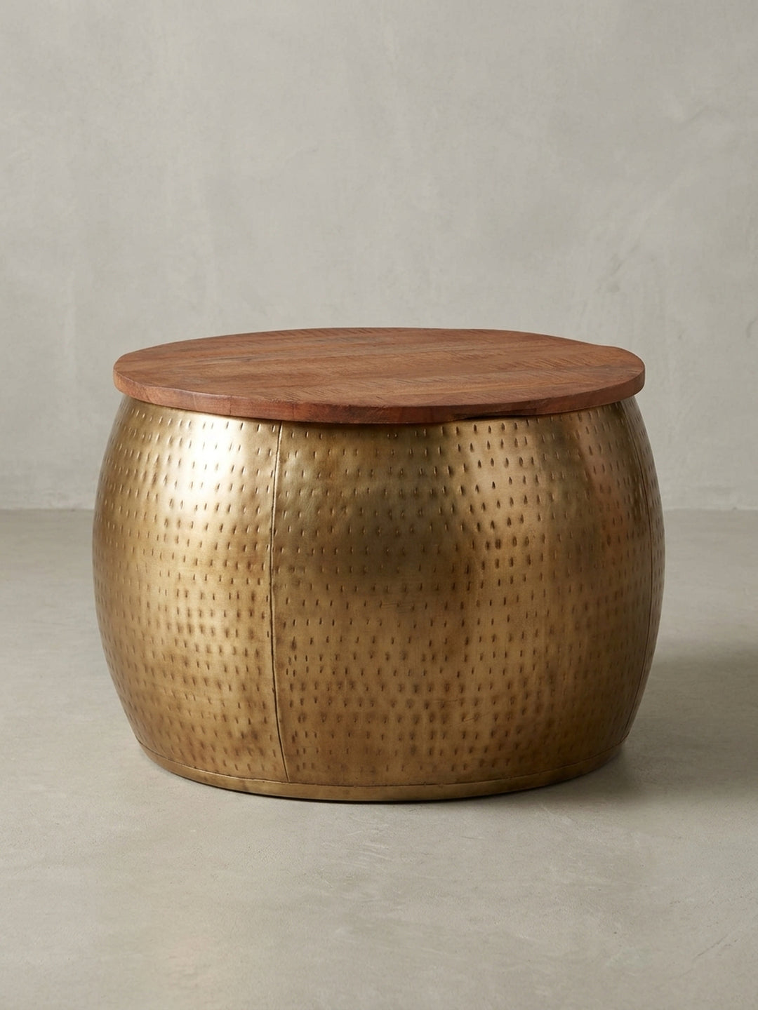 Der Design Wohnzimmertisch in 3/4-Ansicht zeigt die Kombination aus der strukturierten Gold-Basis und der glatten, abnehmbaren Platte aus massivem Mangoholz._