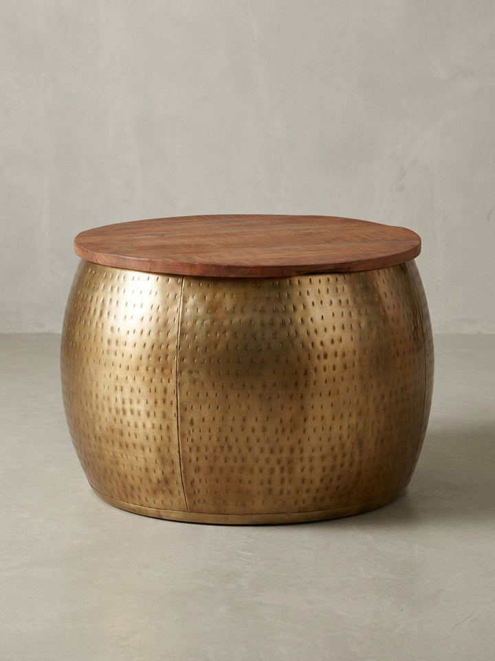 Der Design Wohnzimmertisch in 3/4-Ansicht zeigt die Kombination aus der strukturierten Gold-Basis und der glatten, abnehmbaren Platte aus massivem Mangoholz._