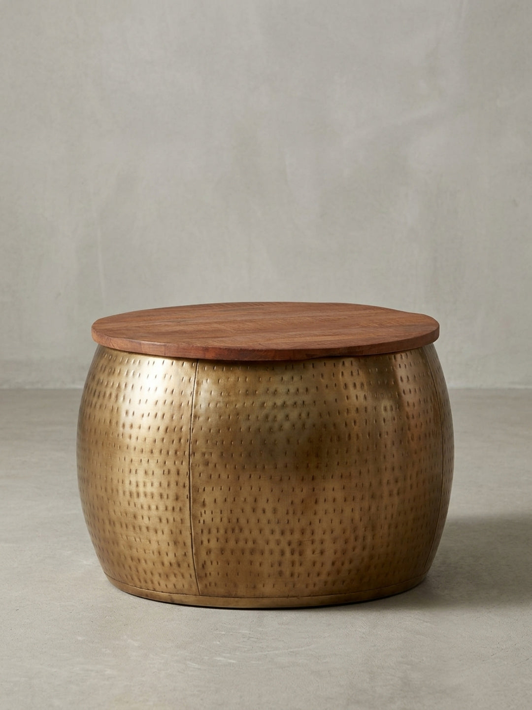 Seitenansicht des runden Sofatisches mit 40 cm Höhe, der die bauchige Silhouette des goldenen Metallkorpus und die Proportionen zur massiven Holzplatte zeigt._