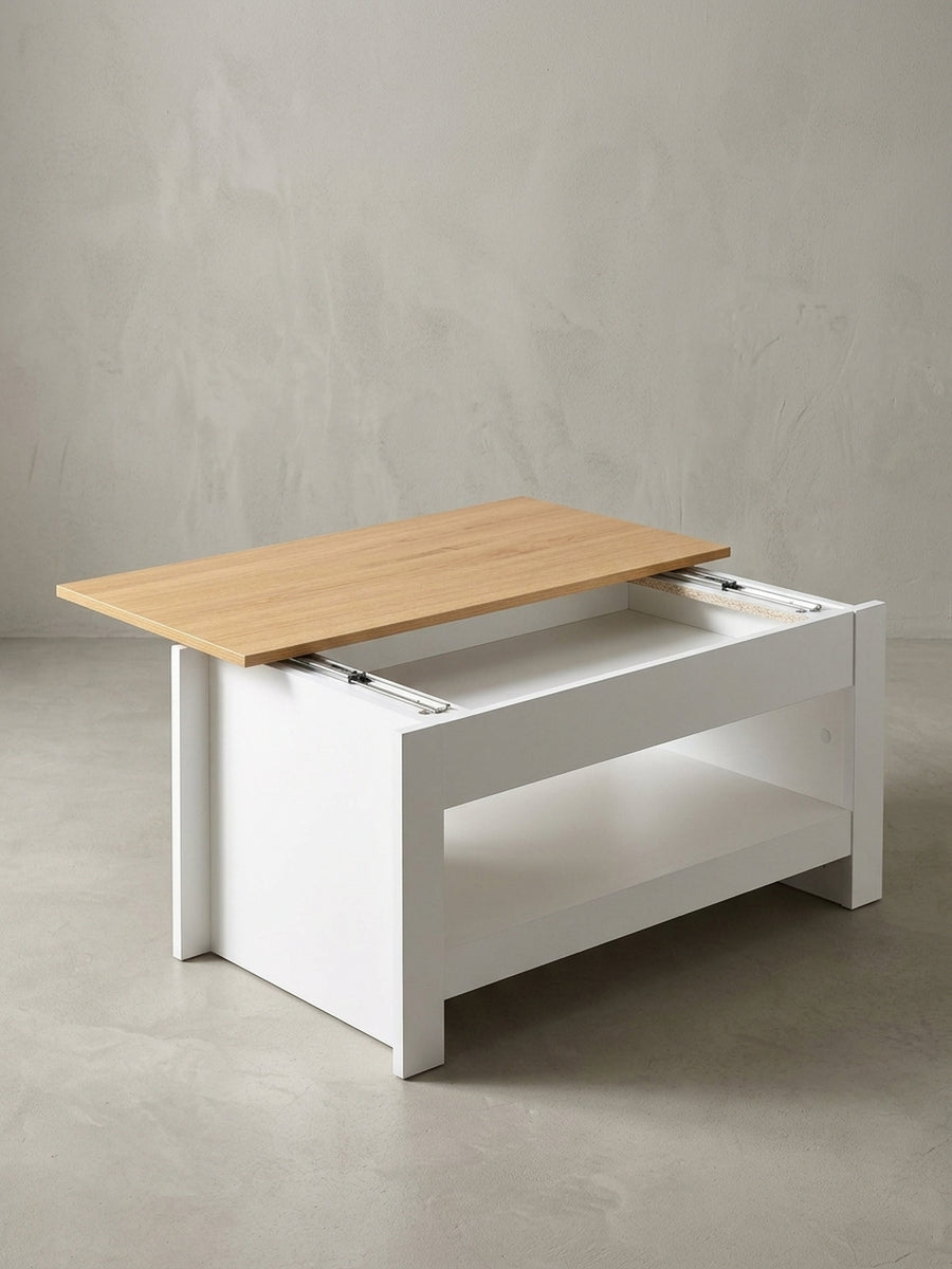 Eckiger Couchtisch in Weiß und Eiche von der Seite fotografiert, die klare Linienführung und das offene Ablagefach sind gut sichtbar._