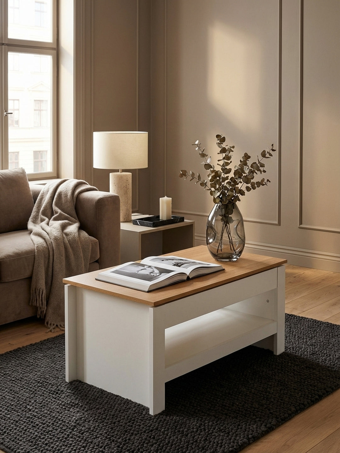Design Couchtisch 85x47 cm aus der Vogelperspektive, zeigt die harmonische Anordnung im Wohnbereich mit Sofa und Dekoration auf dem Holztisch._
