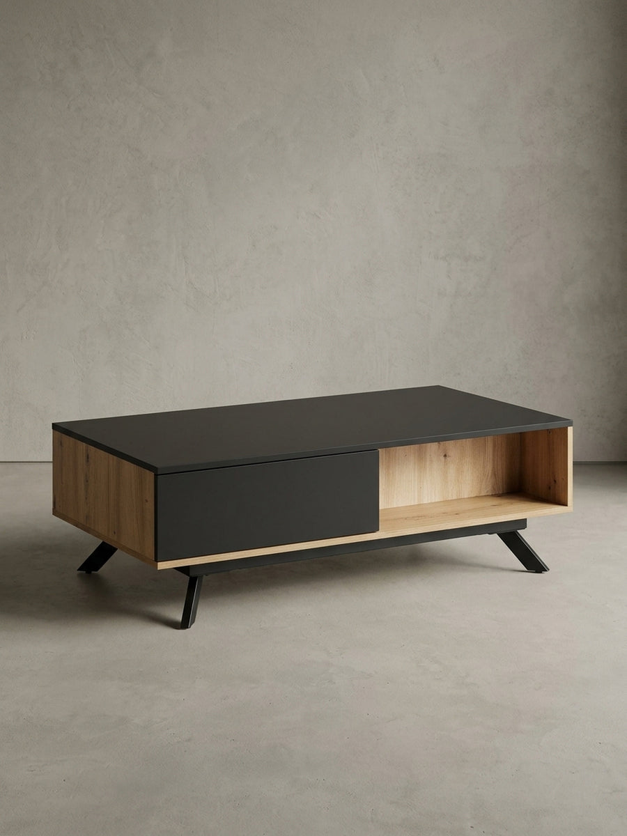 Rechteckiger Couchtisch 110x60x38 cm mit schwarzen Metallbeinen und Korpus in Eiche-Dekor, Frontalansicht auf weißem Hintergrund._