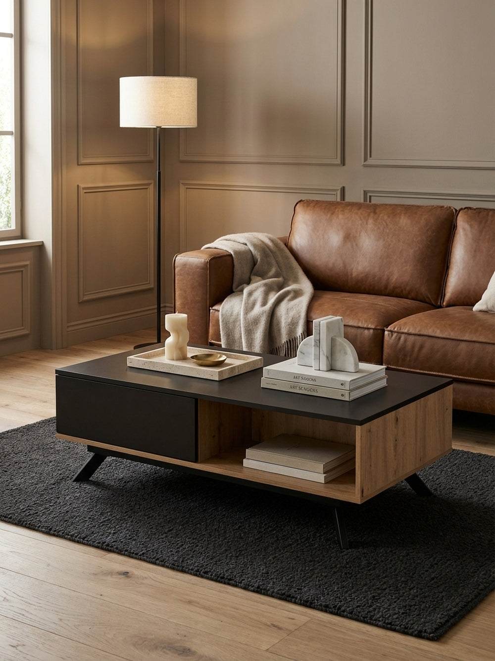 Draufsicht auf den rechteckigen Sofatisch 110x60 cm in einem Wohnzimmer, zeigt die Anordnung von Tisch, Teppich und Sofa sowie die Aufteilung der Tischplatte._