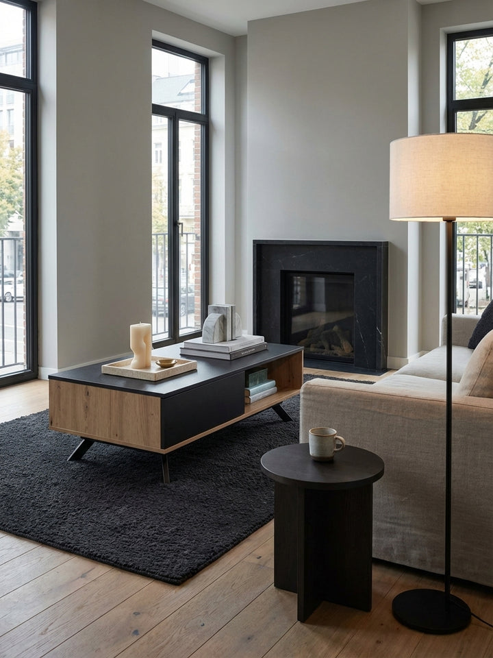 Moderner Couchtisch in Eiche-Dekor und Schwarz, stilvoll in einem hellen Wohnzimmer mit grauem Sofa und Teppich arrangiert, zeigt funktionalen Stauraum._