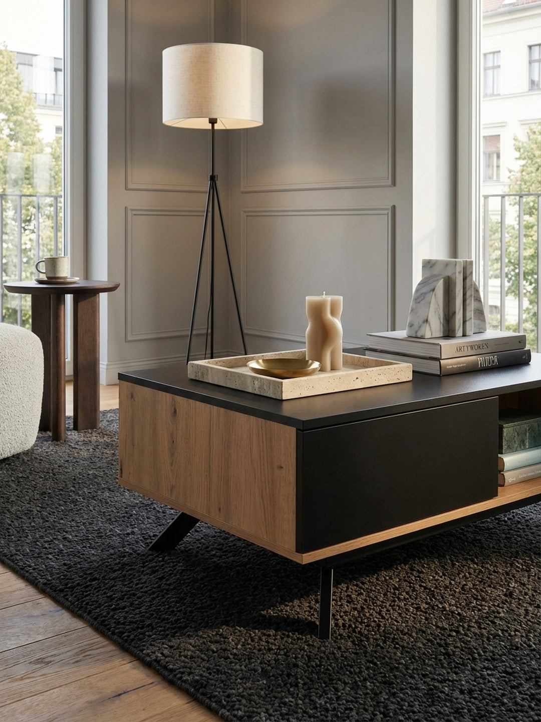 Nahaufnahme der Materialtextur des Wohnzimmertisches, zeigt die feine Maserung des Eiche-Dekors und die matte Oberfläche der schwarzen Schublade aus MDF._