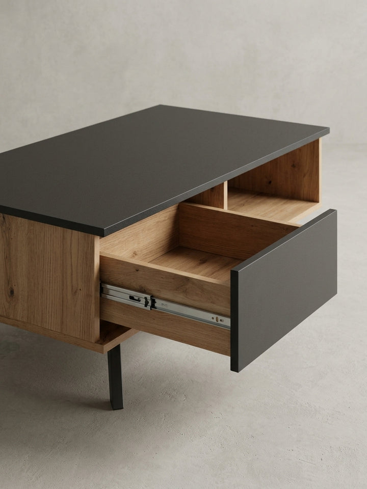 Gesamtüberblick über den Design-Couchtisch in Schwarz und Eiche-Dekor, der die ausgewogenen Proportionen und das skandinavische Design unterstreicht._