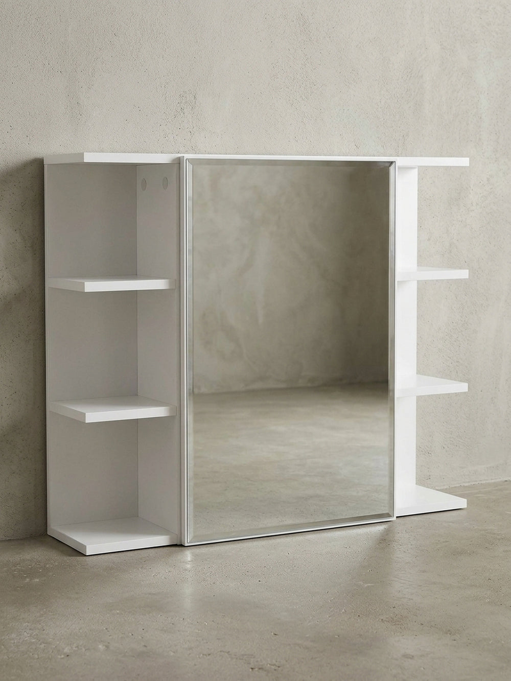 Moderner weißer Spiegelschrank 80x64,5x20cm in Frontalansicht. Der geradlinige Hängeschrank fürs Badezimmer überzeugt mit einer großen, mittigen Spiegeltür und sechs Seitenfächern._