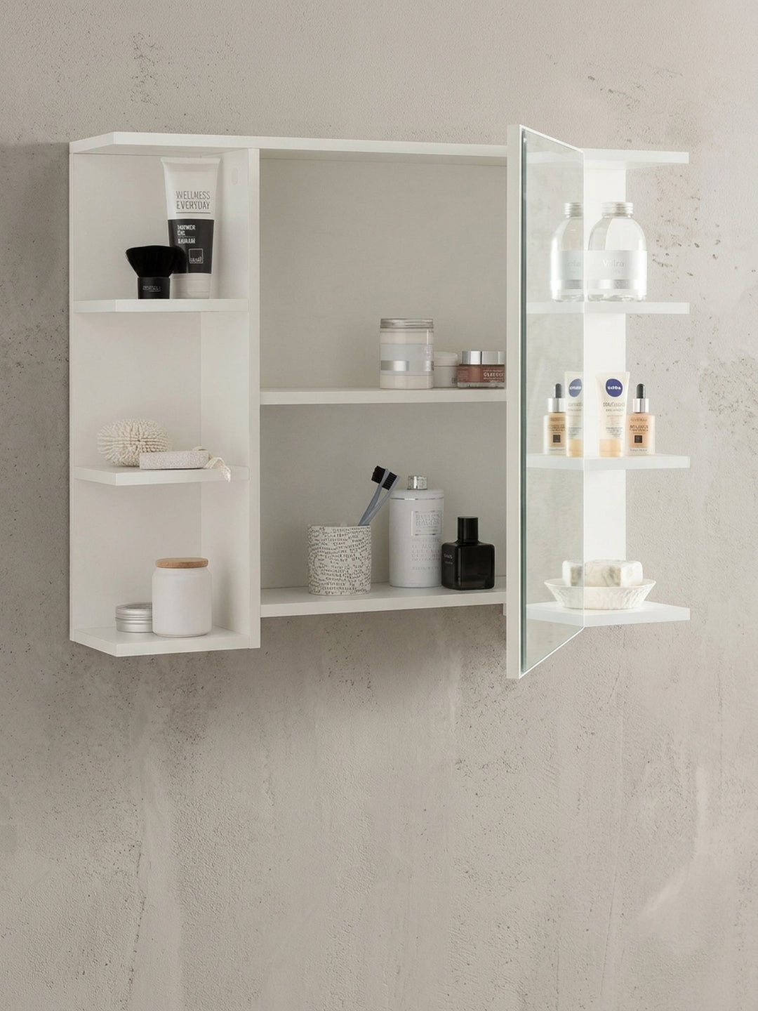 Alternative Perspektive auf den geöffneten weißen Spiegelschrank im Bad. Der großzügige Innenraum hinter der Kristallglasspiegel-Tür bietet geschützten Stauraum für Pflegeprodukte._