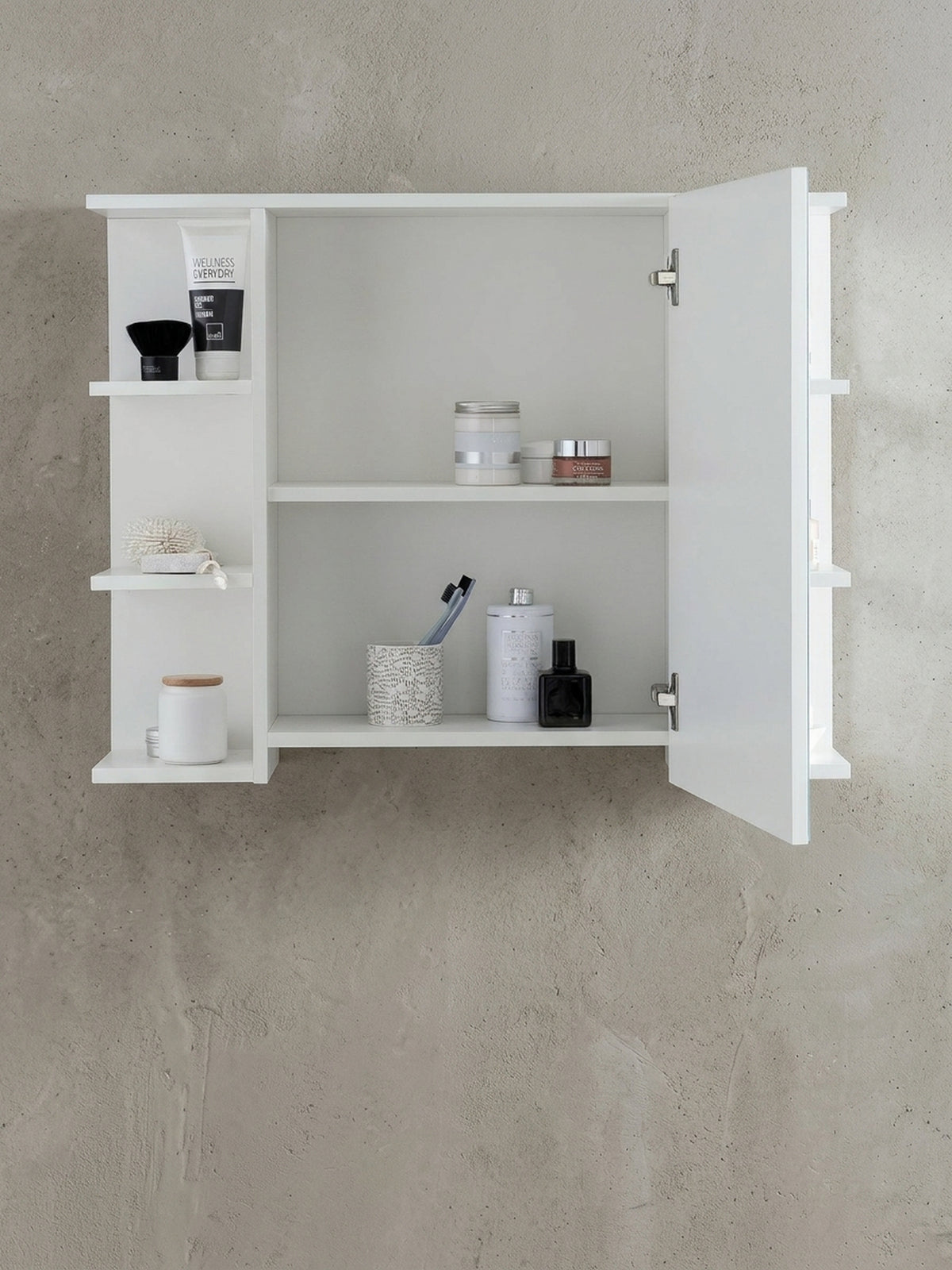 Fokus auf die minimalistische, grifflose Spiegeltür des weißen Hängeschranks. Das moderne Design des Badmöbels verzichtet auf störende Beschläge für eine klare, cleane Optik.