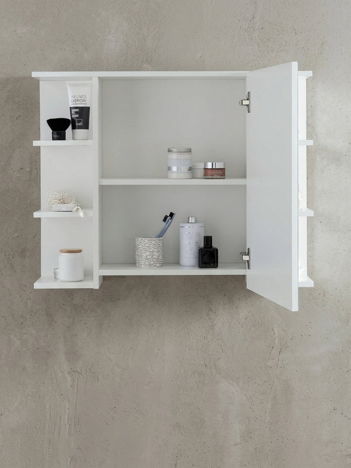 Fokus auf die minimalistische, grifflose Spiegeltür des weißen Hängeschranks. Das moderne Design des Badmöbels verzichtet auf störende Beschläge für eine klare, cleane Optik._