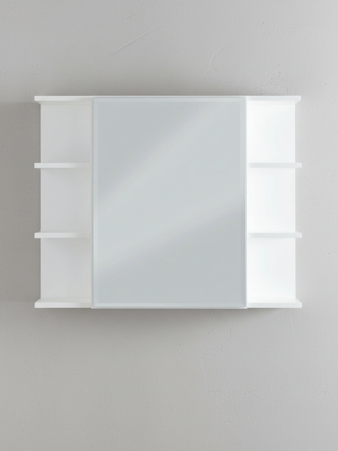 Gesamtübersicht des funktionalen, weißen Badezimmer-Wandschranks. Die Kombination aus geschlossenem Spiegelbereich und symmetrischen, offenen Regalen schafft ein zeitloses Design._