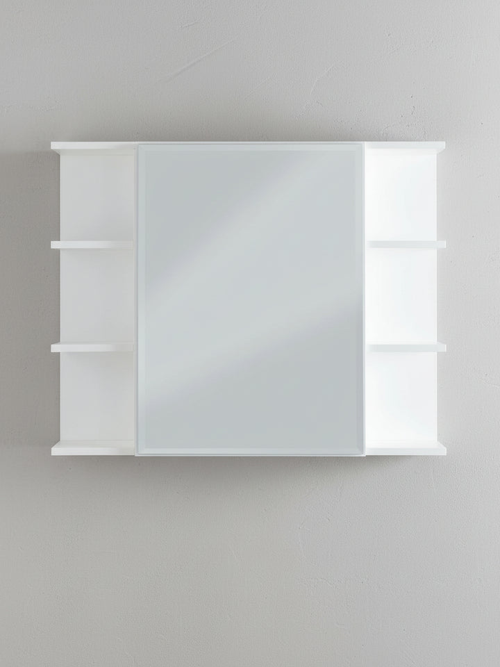 Gesamtübersicht des funktionalen, weißen Badezimmer-Wandschranks. Die Kombination aus geschlossenem Spiegelbereich und symmetrischen, offenen Regalen schafft ein zeitloses Design._