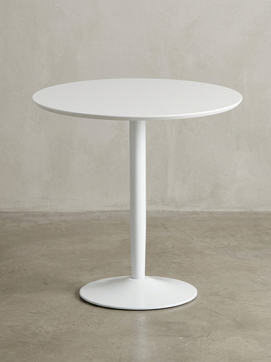 Frontalansicht des runden Esstisches in Weiß Hochglanz vor neutralem Hintergrund, der die klare, skulpturale Silhouette des Säulenfußes aus Stahl hervorhebt._