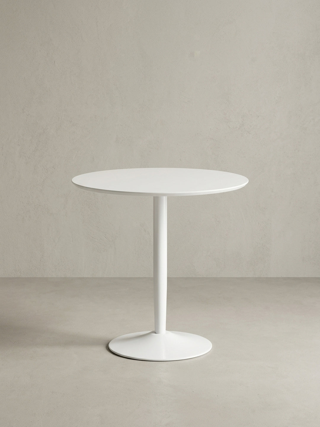 Seitenansicht des 74 cm hohen Esszimmertisches, die seine schlanken Proportionen und das minimalistische Design von der runden Tischplatte bis zum Fuß darstellt._