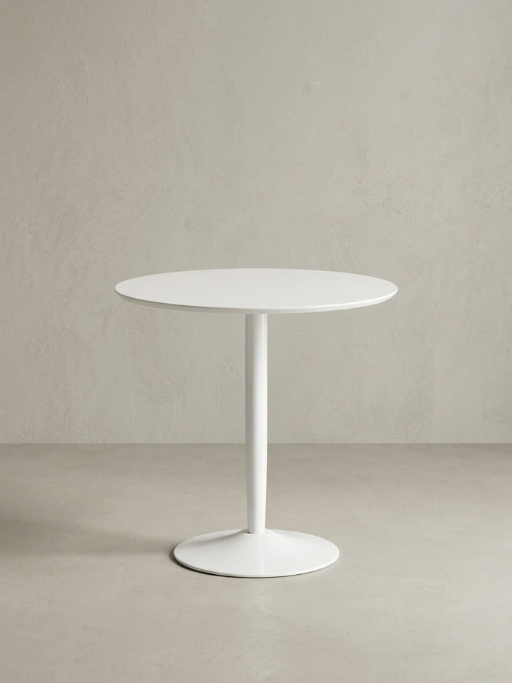 Seitenansicht des 74 cm hohen Esszimmertisches, die seine schlanken Proportionen und das minimalistische Design von der runden Tischplatte bis zum Fuß darstellt._