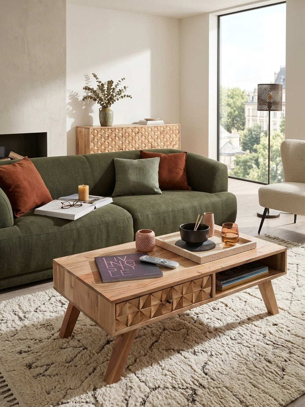 Draufsicht auf den rechteckigen Wohnzimmertisch aus braunem Akazienholz. Die 95x50cm große Tischplatte zeigt eine lebhafte Maserung, arrangiert mit Bildbänden im Premium-Raum._