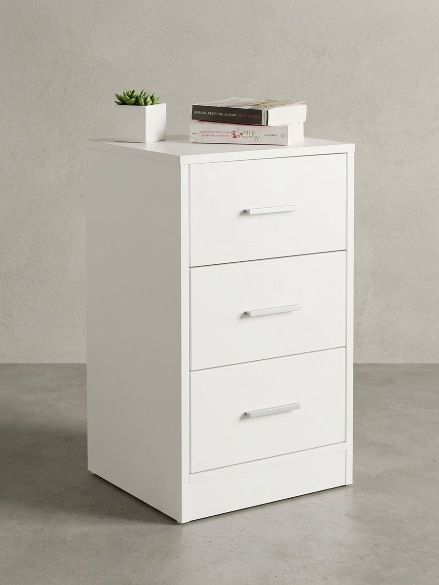 Extra hoher Nachttisch in Weiß freigestellt. Die 68 cm hohe Nachtkonsole aus Holzwerkstoff verfügt über drei geräumige Schubladen für optimalen Stauraum am Bett._