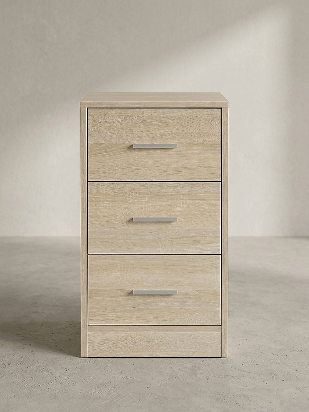 Halbseitige Ansicht der 68 cm hohen Nachtkonsole im modernen Design mit silberfarbenen Griffen und stabilen Kunststofffüßen._