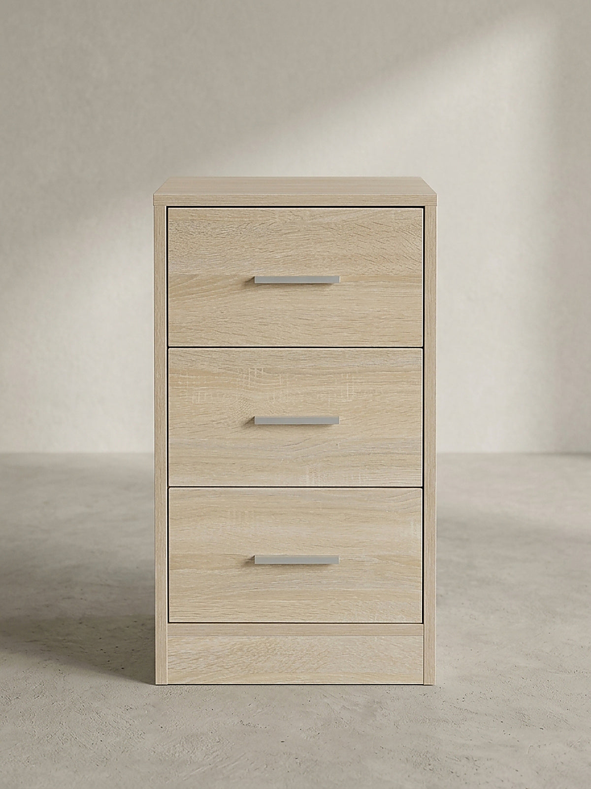 Halbseitige Ansicht der 68 cm hohen Nachtkonsole im modernen Design mit silberfarbenen Griffen und stabilen Kunststofffüßen._