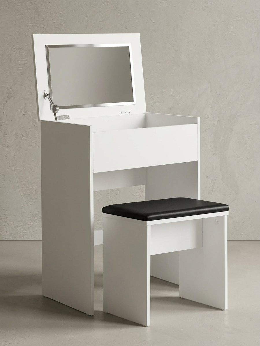 Frontalansicht des modernen Schminktisches mit hochgeklapptem Deckel, der den integrierten Spiegel offenbart, inklusive passendem Hocker auf neutralem, weißem Hintergrund._