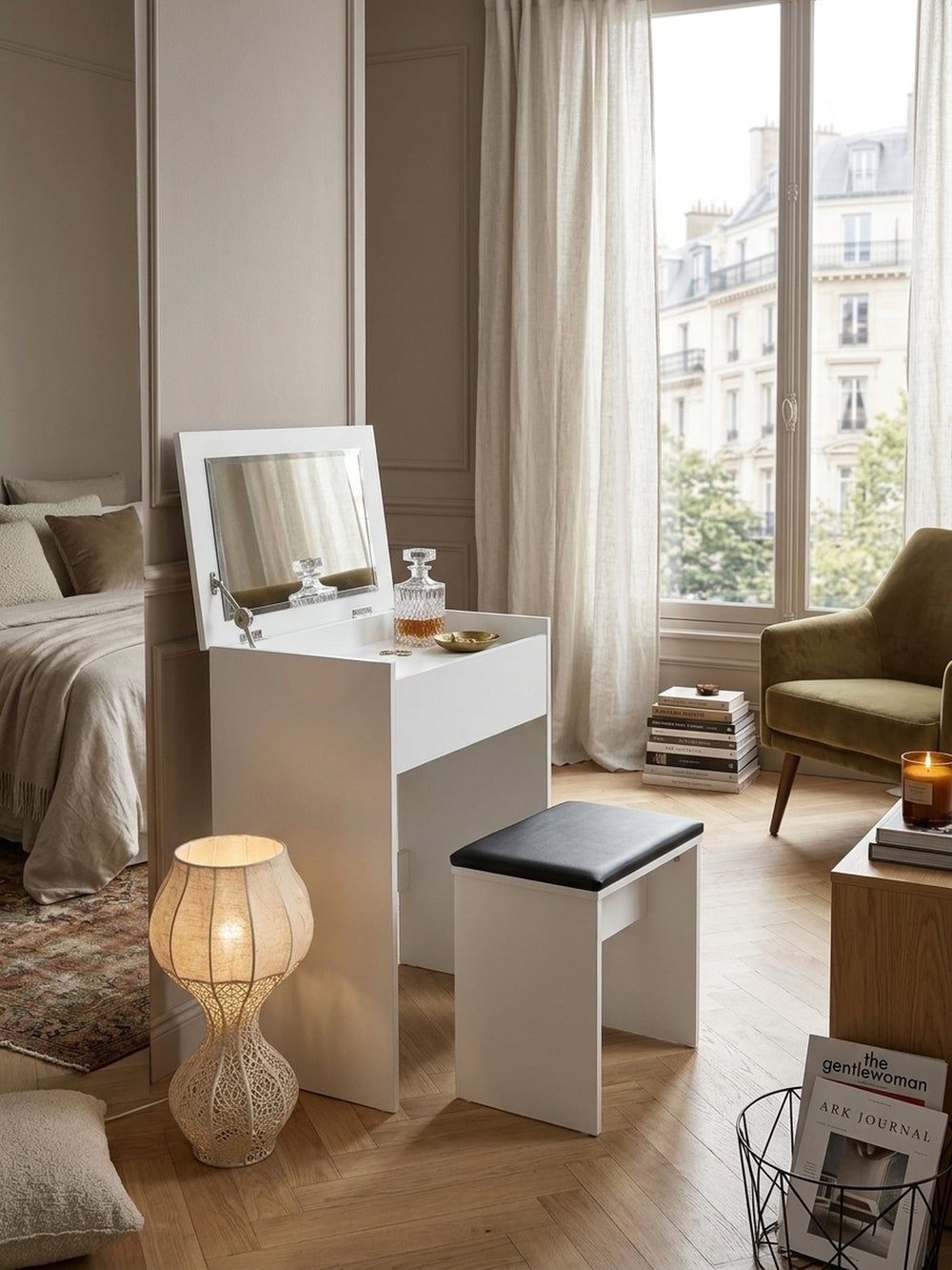Weißer Schminktisch 60x81x40 cm mit aufgeklapptem Spiegel und schwarzem Hocker, elegant inszeniert in einem luxuriösen Schlafzimmer mit Eichenparkett und warmem, weichem Licht._
