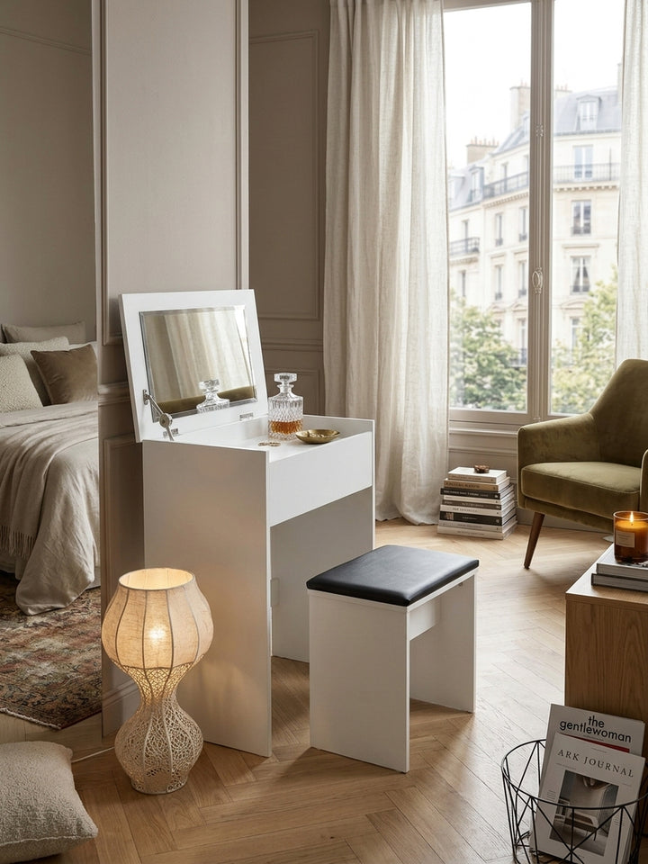 Weißer Schminktisch 60x81x40 cm mit aufgeklapptem Spiegel und schwarzem Hocker, elegant inszeniert in einem luxuriösen Schlafzimmer mit Eichenparkett und warmem, weichem Licht._