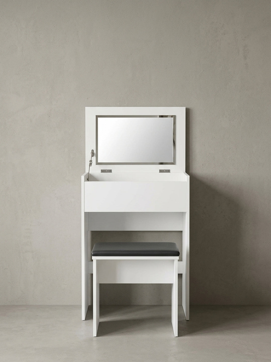 Detailaufnahme des Klappfachs im Inneren des Schminktisches, ideal zur organisierten Aufbewahrung von Make-Up und Schmuck, verborgen unter dem 48x30 cm großen Glasspiegel._