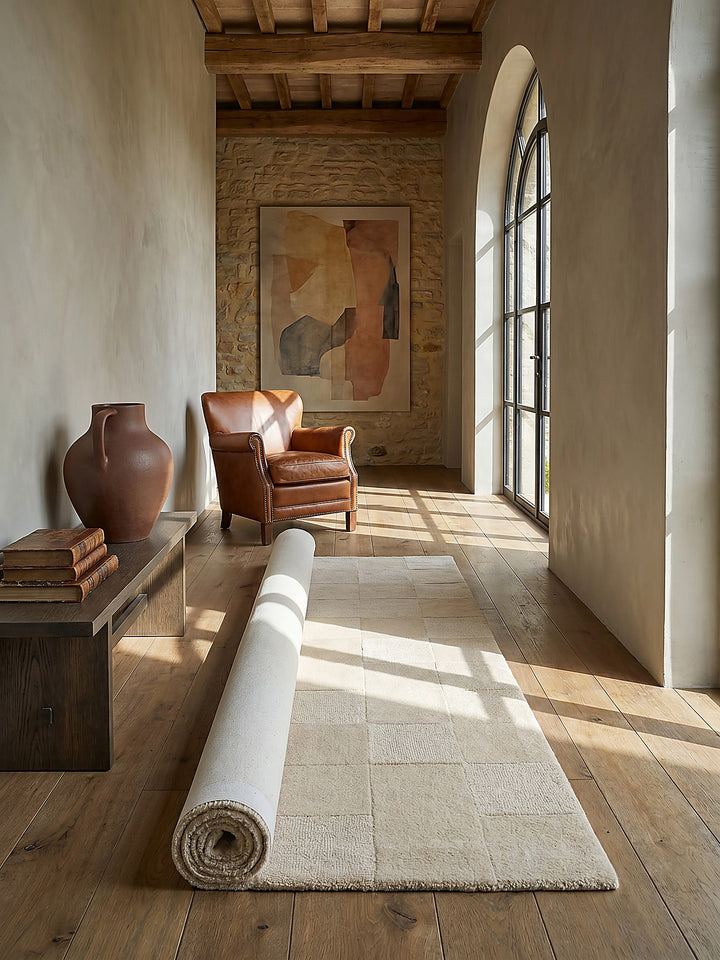 Teppich Beige Läufer Editorial Interior als Designobjekt drapiert hochwertige Wohnaccessoires_