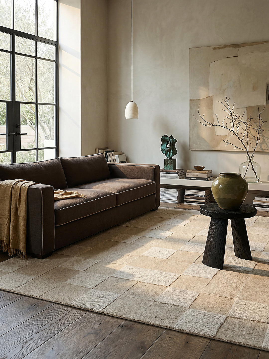 Teppich Beige rechteckig Editorial Interior als Designobjekt drapiert hochwertige Wohnaccessoires_