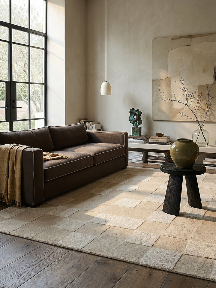 Teppich Beige rechteckig Editorial Interior als Designobjekt drapiert hochwertige Wohnaccessoires_