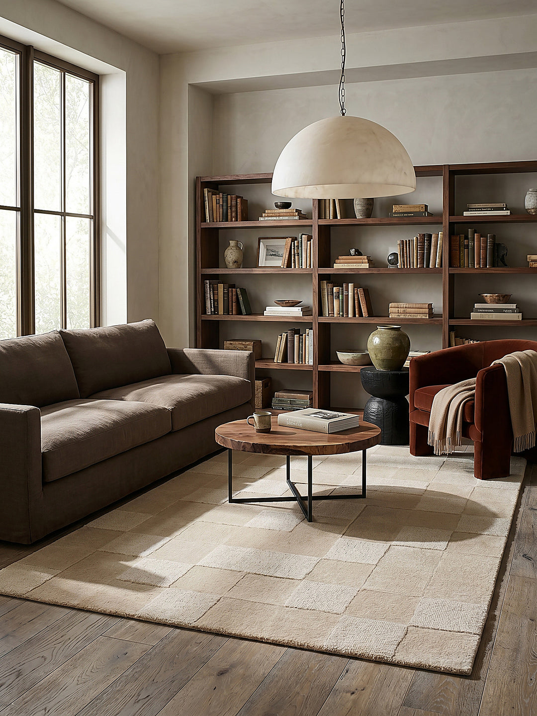 Teppich Beige rechteckig im Wohnzimmer mit Couchtisch und Wohnaccessoires Wohnidee skandinavisch modern_