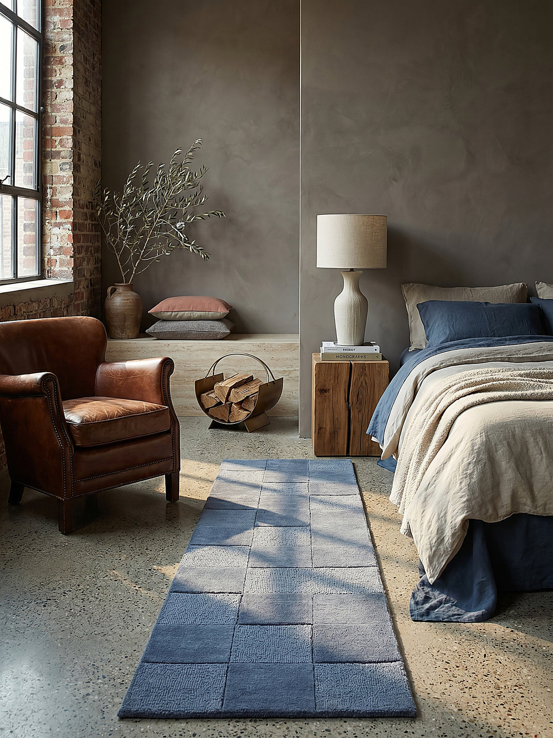 Teppich Blau Läufer im Wohnzimmer mit Couchtisch und Wohnaccessoires Wohnidee skandinavisch modern_