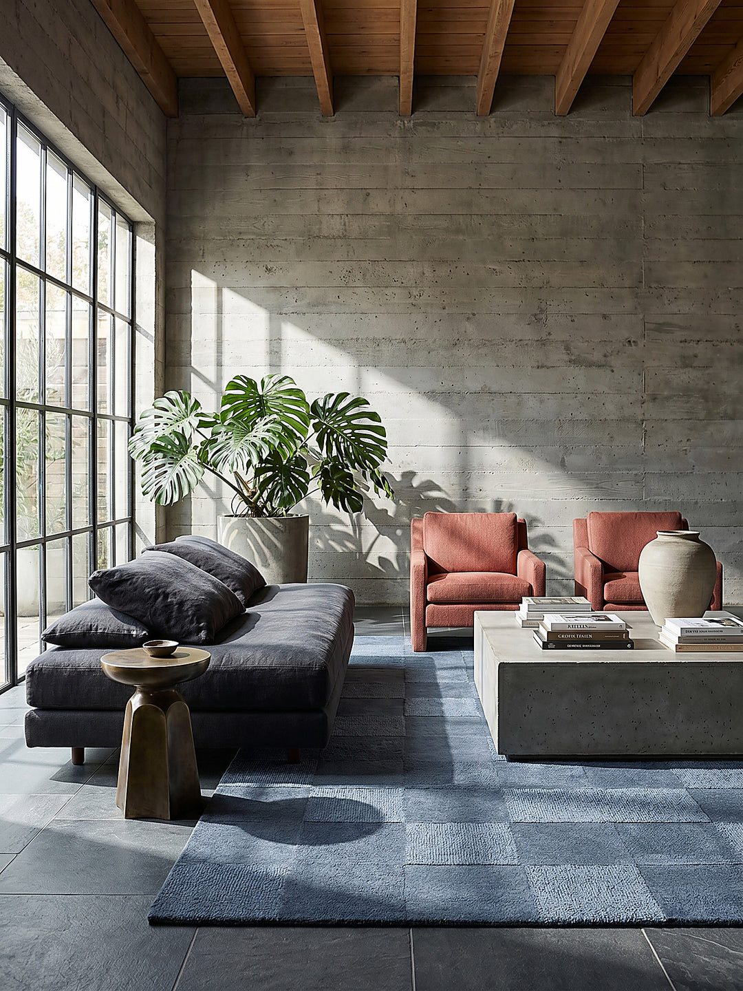 Teppich Blau rechteckig Editorial Interior als Designobjekt drapiert hochwertige Wohnaccessoires_