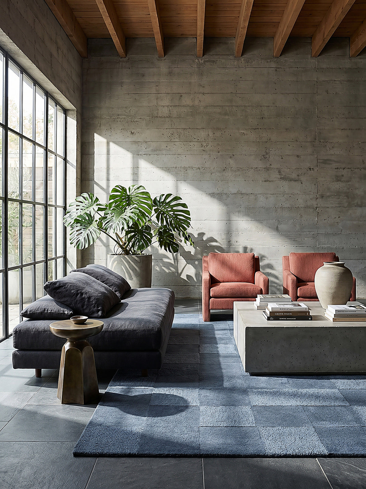 Teppich Blau rechteckig Editorial Interior als Designobjekt drapiert hochwertige Wohnaccessoires_