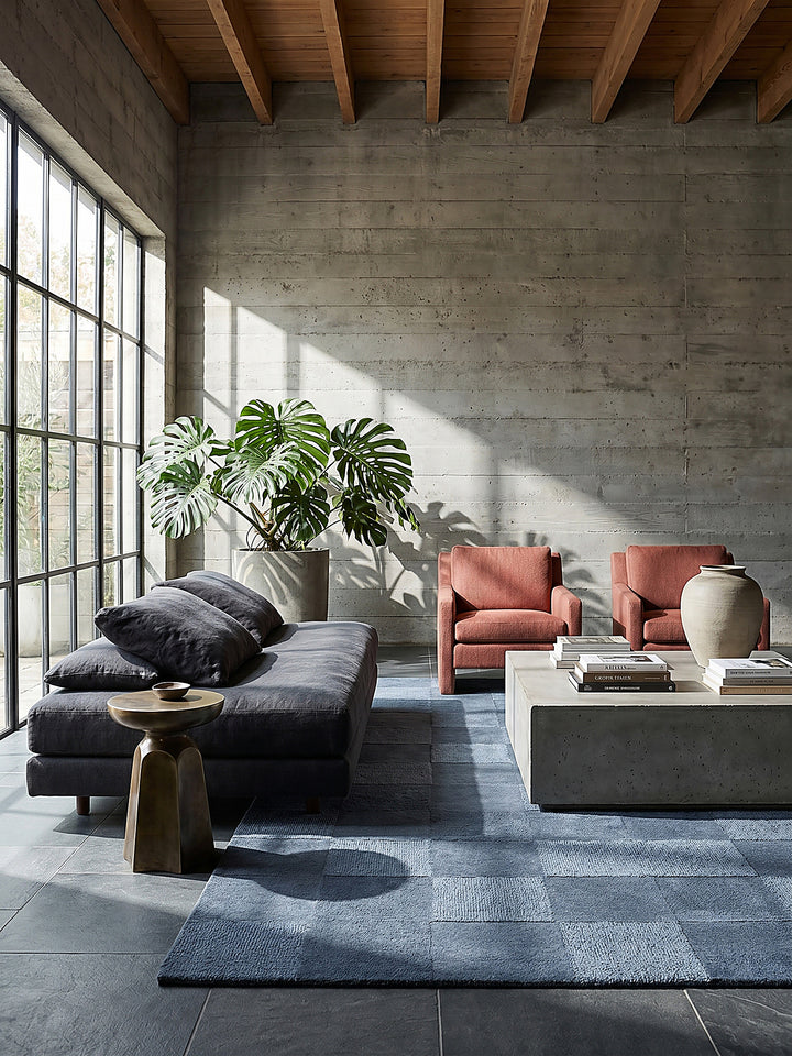 Teppich Blau rechteckig Editorial Interior als Designobjekt drapiert hochwertige Wohnaccessoires_
