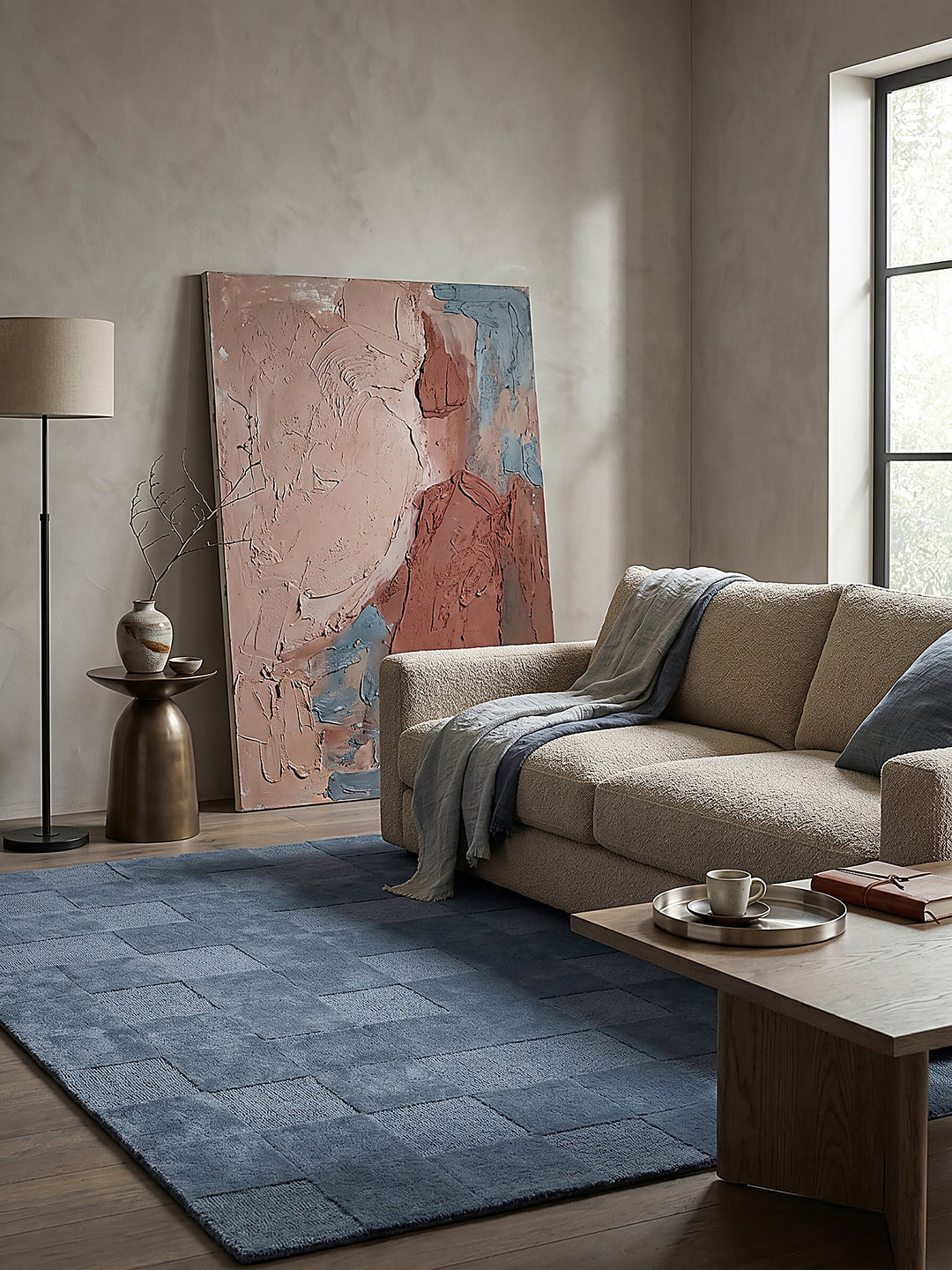 Teppich Blau rechteckig im Wohnzimmer mit Couchtisch und Wohnaccessoires Wohnidee skandinavisch modern_
