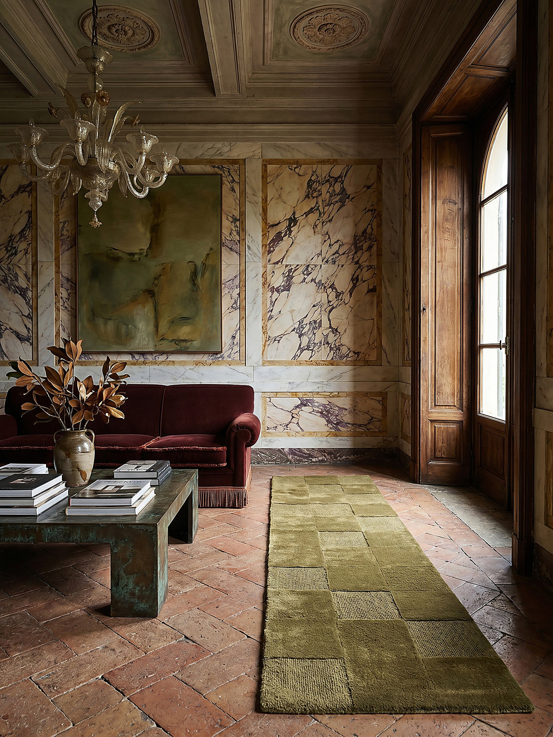 Teppich Erdtöne-Grün Läufer Editorial Interior als Designobjekt drapiert hochwertige Wohnaccessoires_