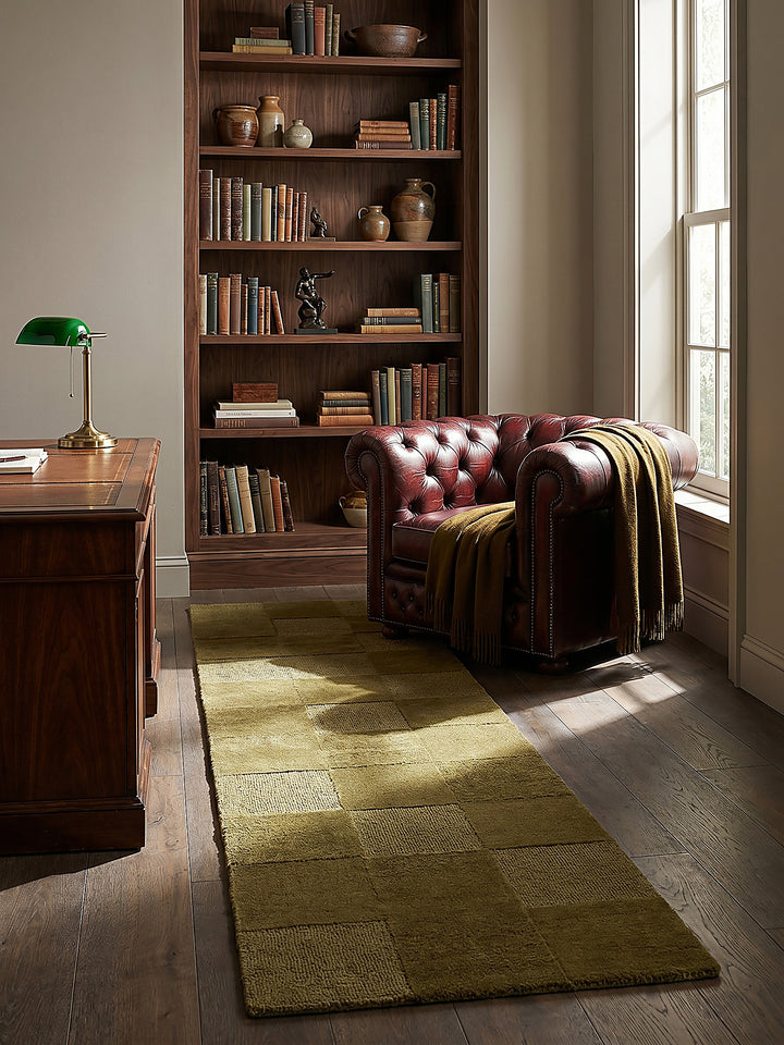 Teppich Erdtöne-Grün Läufer im Wohnzimmer mit Couchtisch und Wohnaccessoires Wohnidee skandinavisch modern_