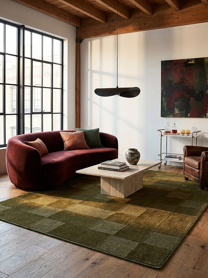 Teppich Erdtöne-Grün rechteckig im Wohnzimmer mit Couchtisch und Wohnaccessoires Wohnidee skandinavisch modern_