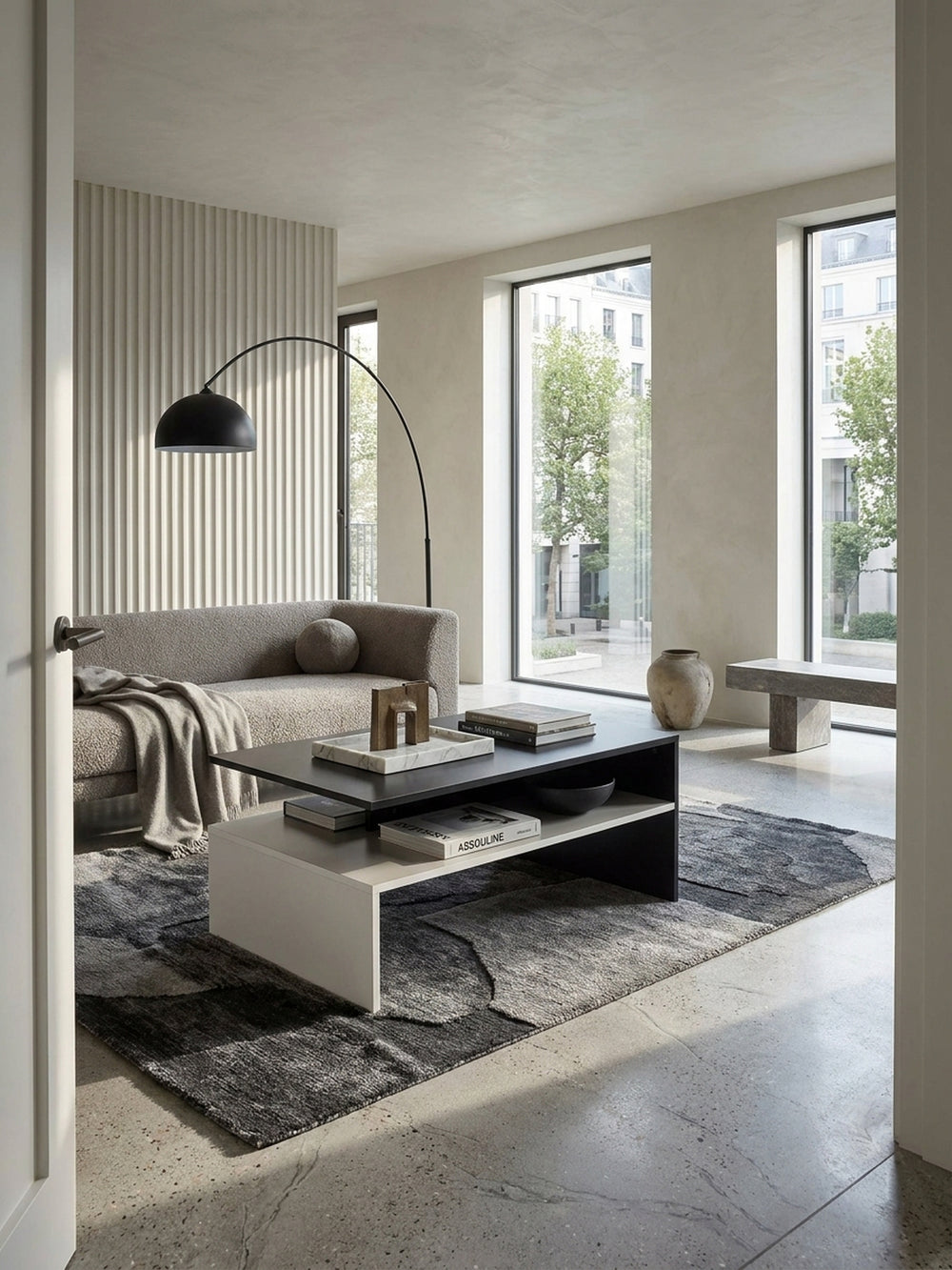 Moderner Couchtisch in Schwarz und Weiß matt 90x60 cm im luxuriösen Wohnzimmer auf hellem Teppich vor einem grauen Sofa_